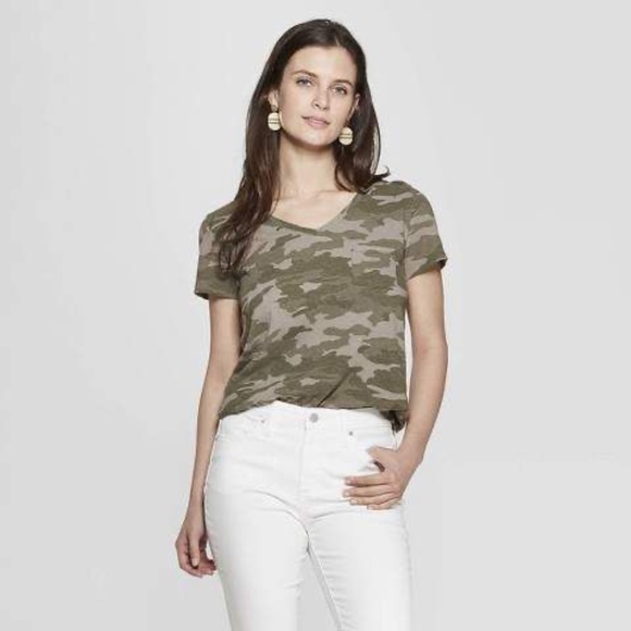 Universal Threads CamoMontery V-Neck - Picture 1 of 3